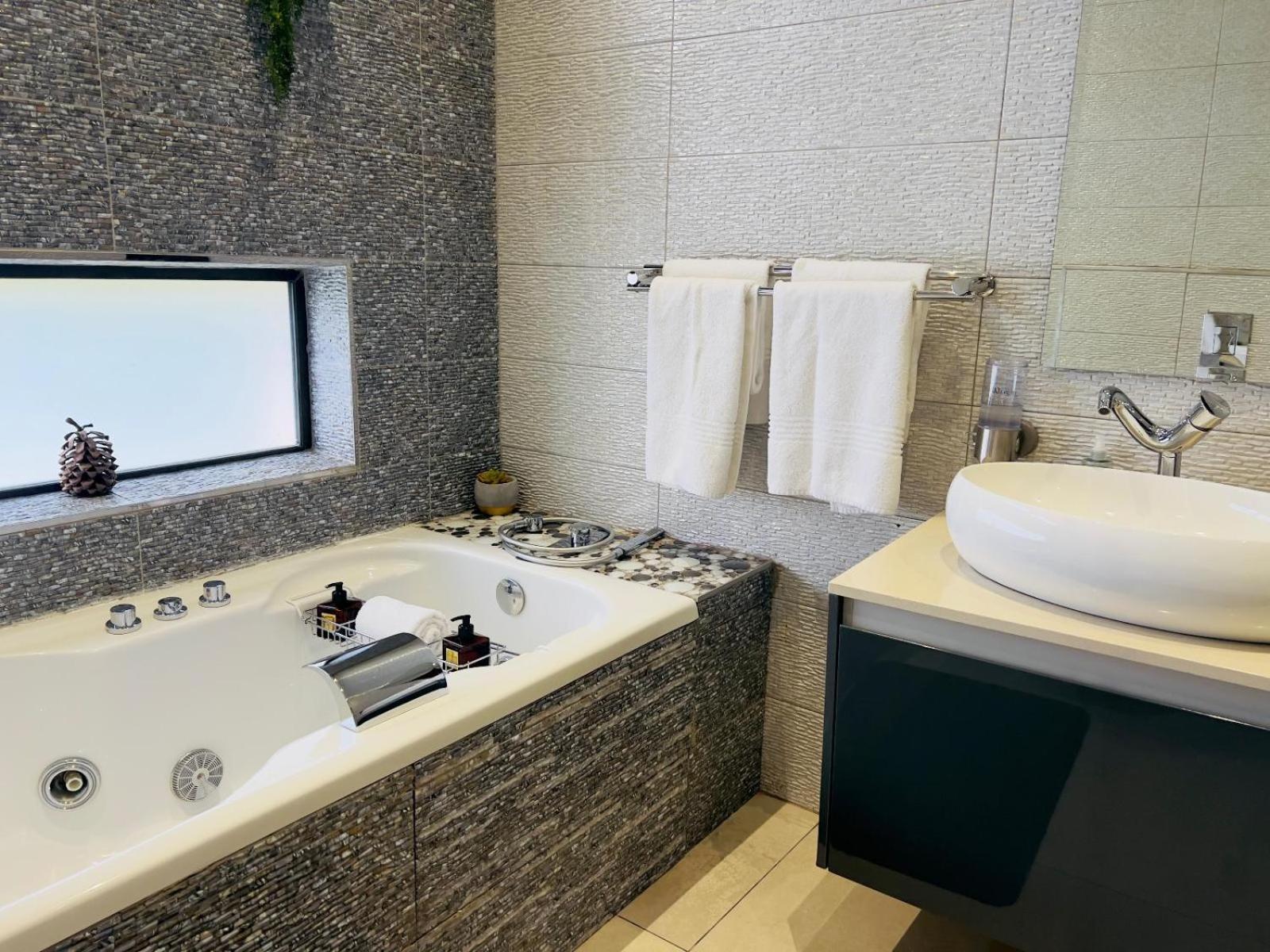 One O Eight Boutique Hotel 베노니 외부 사진