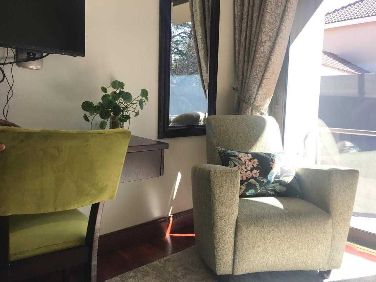 One O Eight Boutique Hotel 베노니 객실 사진